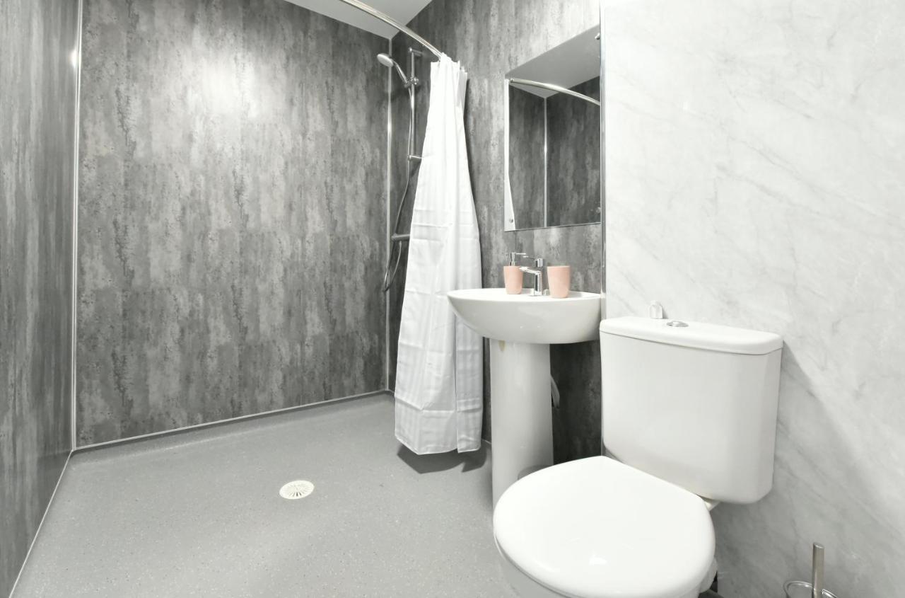 The Breath Taking Cube Aparthotel Pontefract Buitenkant foto